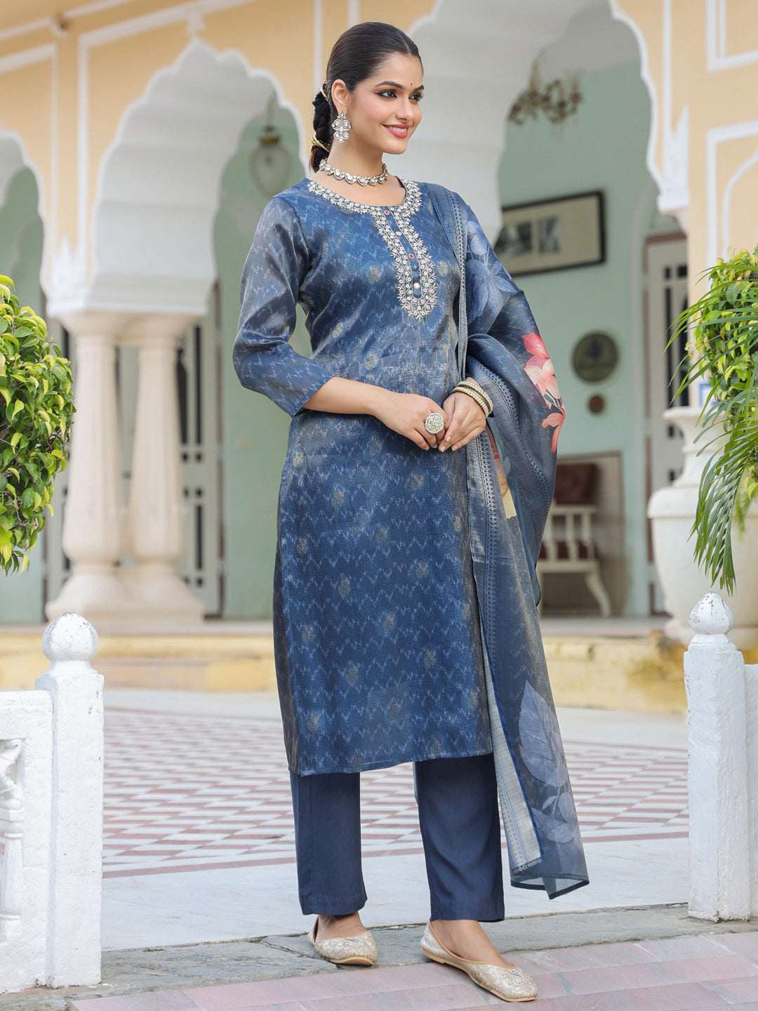 Women Floral Printed Regular Thread Work Pure Cotton Kurta with Trousers & With Dupatta