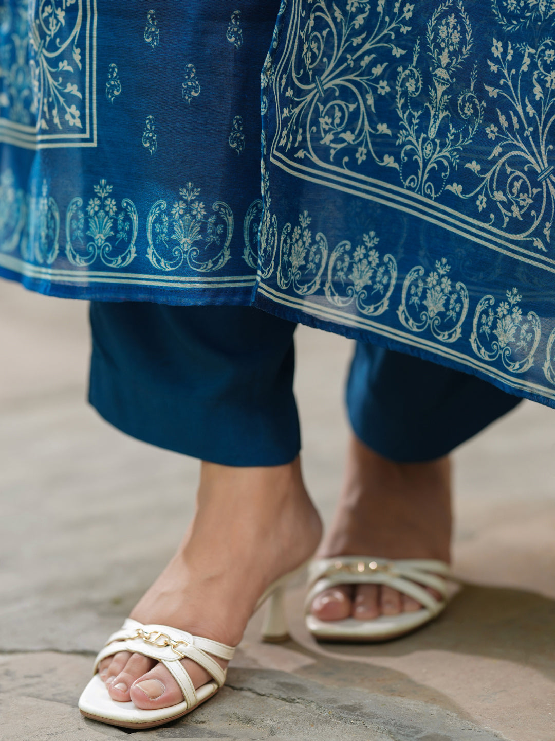 Women Ethnic Motifs Printed Regular Kurta with Trousers & Dupatta